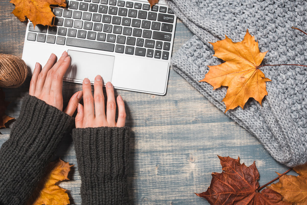 woman making thanksgiving list